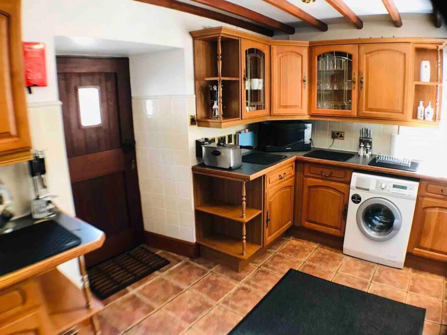 Classy 2 Bed Peak District Barn Near Alton Towers, Polar Bears, Chatsworth House