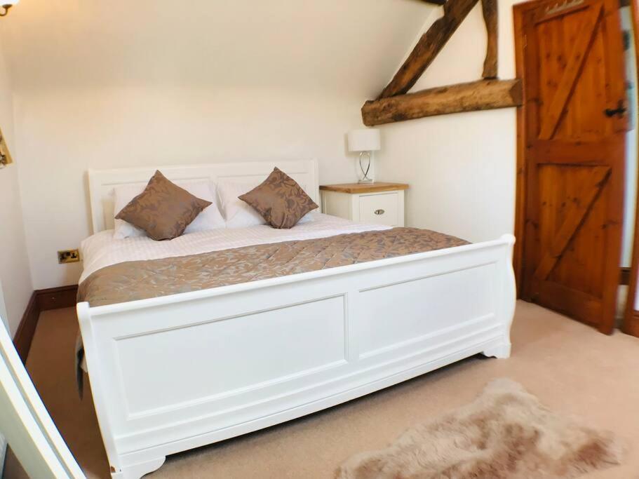 Classy 2 Bed Peak District Barn Near Alton Towers, Polar Bears, Chatsworth House Holiday home Whiston (Staffordshire Moorlands)