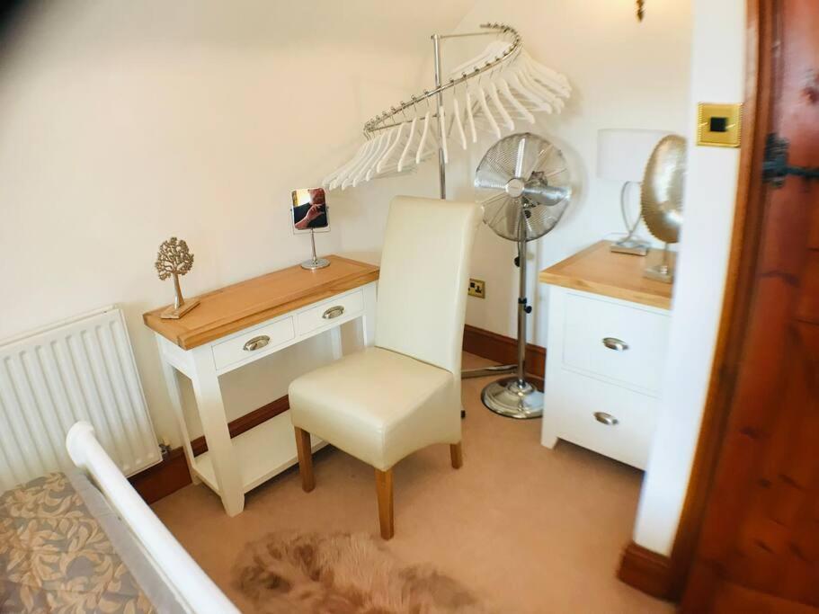 Classy 2 Bed Peak District Barn Near Alton Towers, Polar Bears, Chatsworth House * Whiston (Staffordshire Moorlands)