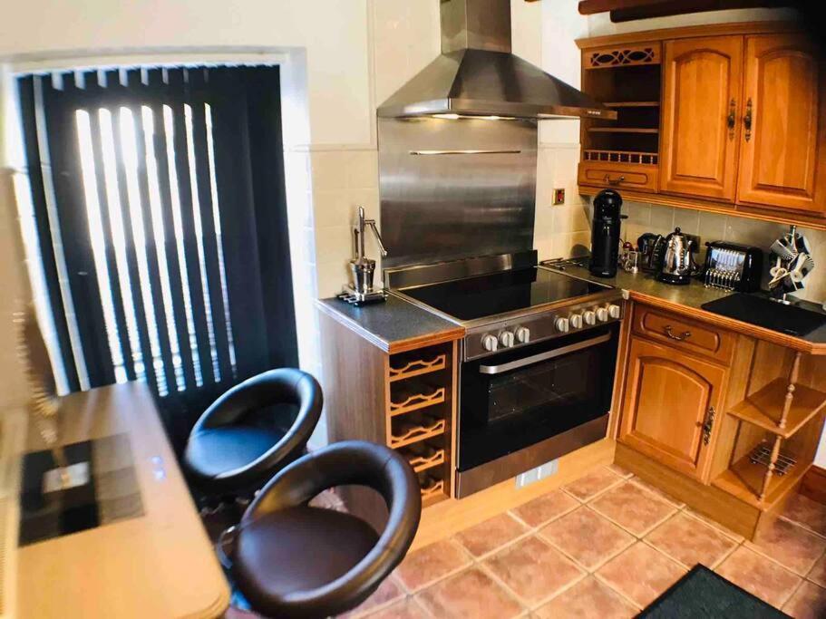 Classy 2 Bed Peak District Barn Near Alton Towers, Polar Bears, Chatsworth House Holiday home Whiston (Staffordshire Moorlands)
