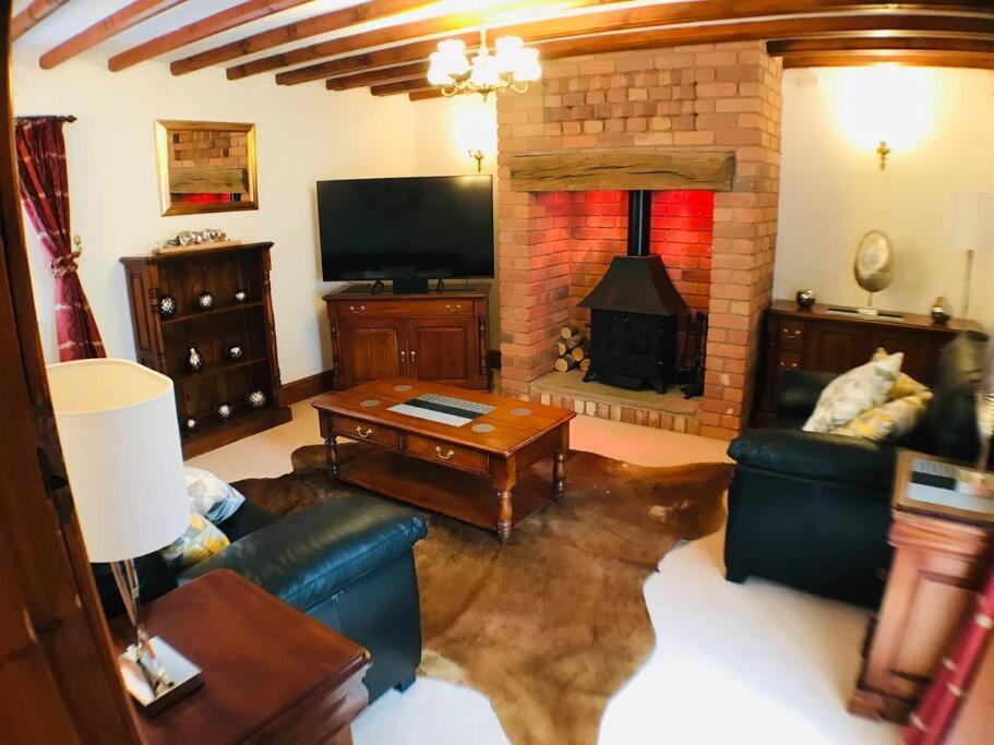 Classy 2 Bed Peak District Barn Near Alton Towers, Polar Bears, Chatsworth House