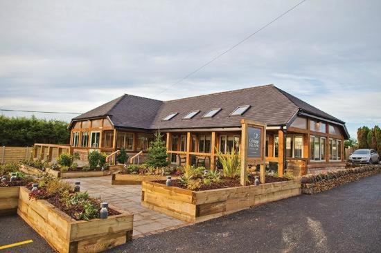 Classy 2 Bed Peak District Barn Near Alton Towers, Polar Bears, Chatsworth House Holiday home Whiston (Staffordshire Moorlands)