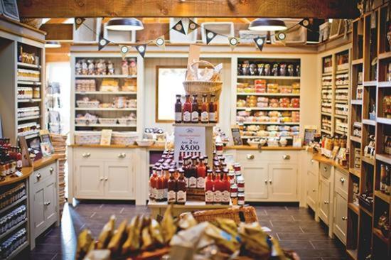 Classy 2 Bed Peak District Barn Near Alton Towers, Polar Bears, Chatsworth House *